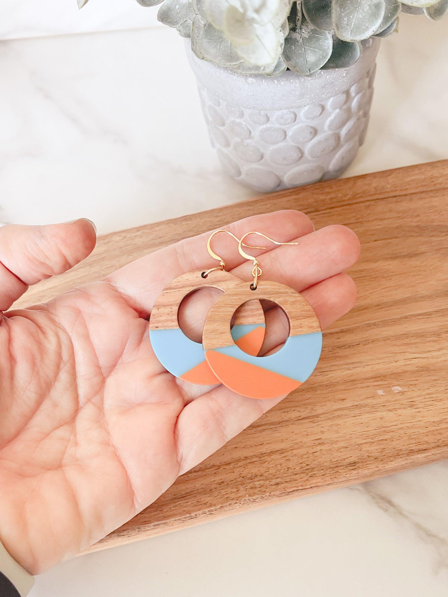Wood and resin modern earrings - Orange and blue hoops